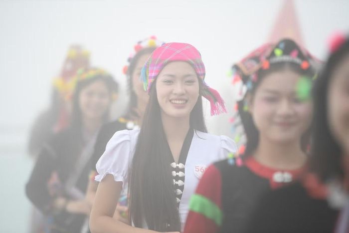  Nhiều thí sinh thể hiện sự tự tin dù điều kiện thời tiết mưa và lạnh. Ảnh: Dương Triều. 