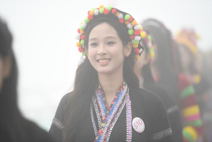  Các thí sinh Hoa hậu Việt Nam 2026 mô tả trải nghiệm catwalk ở cầu kính là cảm giác "đi trên mây". Ảnh: Dương Triều. 