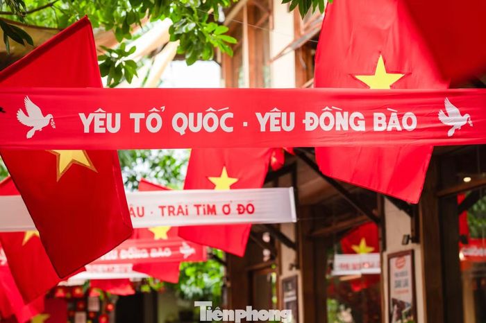  Tại các quán cà phê, quán ăn, khu vui chơi… trang trí cờ hoa nổi bật, từng nhóm bạn trẻ, gia đình tranh thủ ghi lại khoảnh khắc đẹp trong ngày lễ, người mặc áo cờ đỏ sao vàng, người khoác trên mình lá cờ Tổ quốc﻿, người diện áo dài truyền thống. 