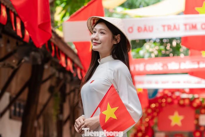 “Chúng tôi gọi những địa điểm này là “tọa độ độc lập” vì đi đến đâu cũng bắt gặp cờ Tổ quốc rợp trời. Mỗi người chọn một góc, một cách tạo dáng khác nhau nhưng đều muốn có một bộ ảnh thật đặc biệt trong ngày 2/9”, Phương nói.