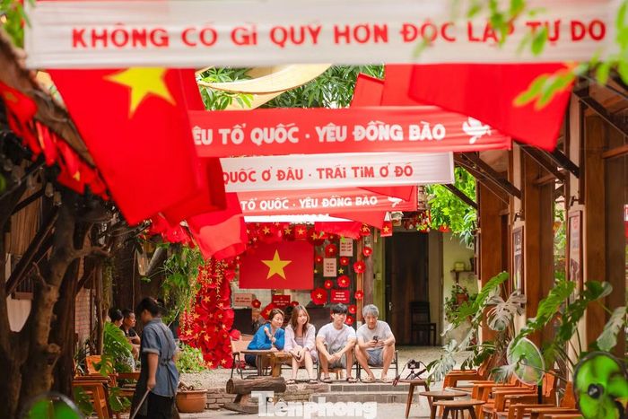 Không nhất thiết phải là những địa danh nổi tiếng, các “tọa độ độc lập” có thể một tuyến đường ngập sắc cờ, một góc phố được trang trí bằng cờ Tổ quốc, một công viên hay khoảng không gian công cộng được tạo điểm nhấn bằng sắc đỏ.
