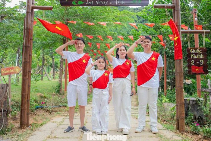 Không khí check-in không chỉ thu hút người trẻ. Nhiều gia đình cũng lựa chọn những không gian rực cờ làm điểm đến trong ngày cuối của kỳ nghỉ lễ.