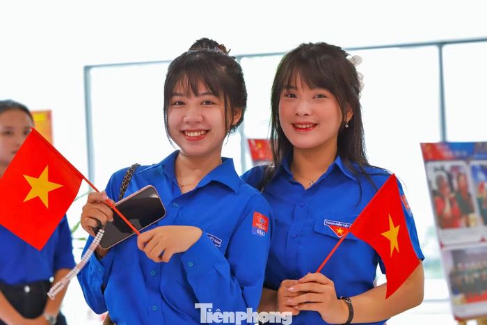 Nhiều nhóm bạn trẻ di chuyển đến các địa điểm trang trí cờ hoa nổi bật để chụp ảnh, quay video về Ngày Độc lập để chia sẻ lên mạng xã hội.