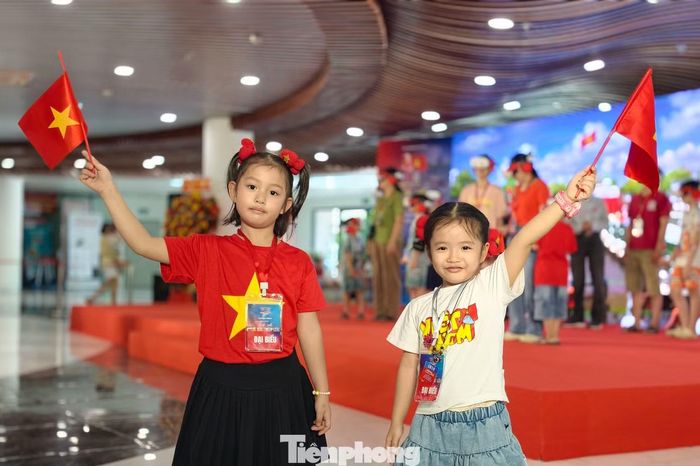  “Ngày thường mọi người khá bận rộn, nên những dịp lễ như thế này cả gia đình mới có thời gian đi chơi cùng nhau. Tôi cũng muốn lưu giữ hình ảnh của gia đình với cờ đỏ sao vàng vào ngày 2/9﻿ để nhắc nhở các con về lịch sử dân tộc”, chị Nhàn nói. 