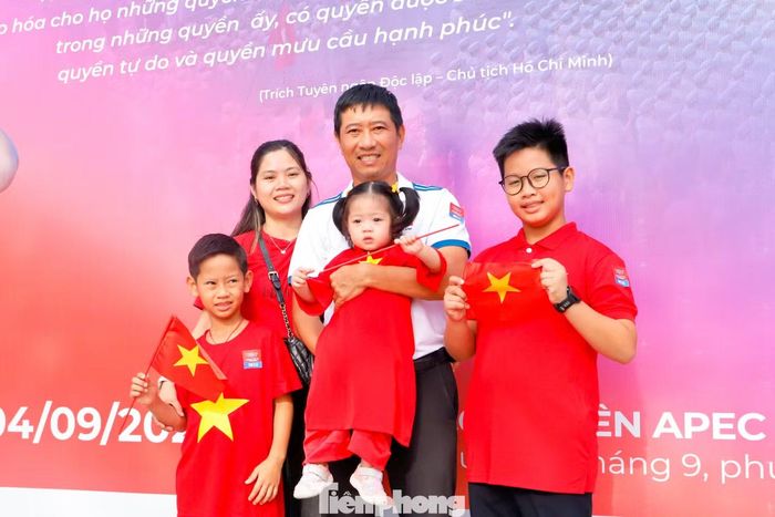 Cùng gia đình về khu vực trung tâm thành phố để vui chơi trong ngày cuối của kỳ nghỉ lễ, chị Nguyễn Thị Nhàn (phường Thanh Khê) đưa các con đi thăm Bảo tàng Đà Nẵng, Công viên APEC…, giải thích cho các con về ngày Quốc khánh.