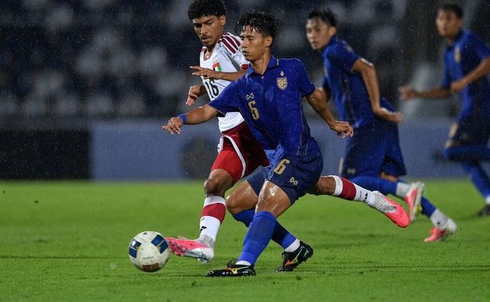  Các cầu thủ U20 UAE (áo sáng) bị tố cố tình chơi bạo lực với U20 Thái Lan. 