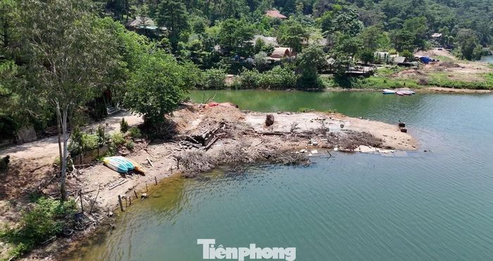 Trước đó UBND xã Kim Anh đã ban hành kế hoạch cưỡng chế 4 công trình vi phạm quanh hồ Đồng Đò. Lịch cưỡng chế tại hiện trường bắt đầu từ 8h ngày 4/9.