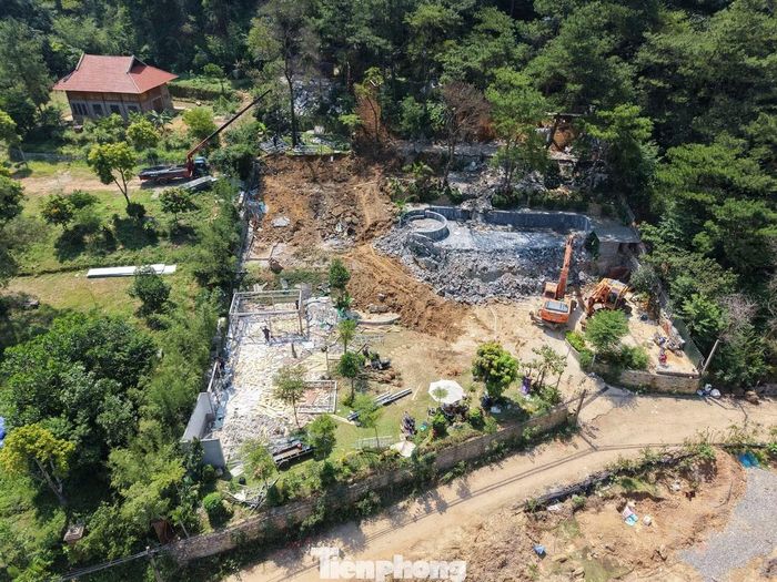 Cách đó không xa, homestay Huy Hoàng cũng đã tự phá dỡ. Đây là nơi có hàng loạt công trình khung sắt kết hợp sàn bê tông, tường xây gạch và ốp gỗ, đáng chú ý có hạng mục bể bơi rộng 187,2 m2 và sân bê tông rộng 206,2 m2.
