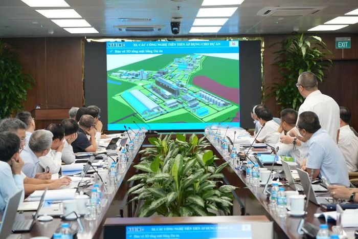 Đại diện Liên danh tư vấn NARIME - TLUC - IBST COTEC trình bày Báo cáo nghiên cứu khả thi Dự án đầu tư mở rộng, nâng công suất Nhà máy sản xuất alumin Nhân Cơ.