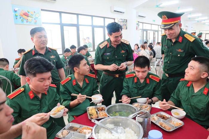 Học viện Hậu cần mời cơm phụ huynh, người thân và các tân học viên.