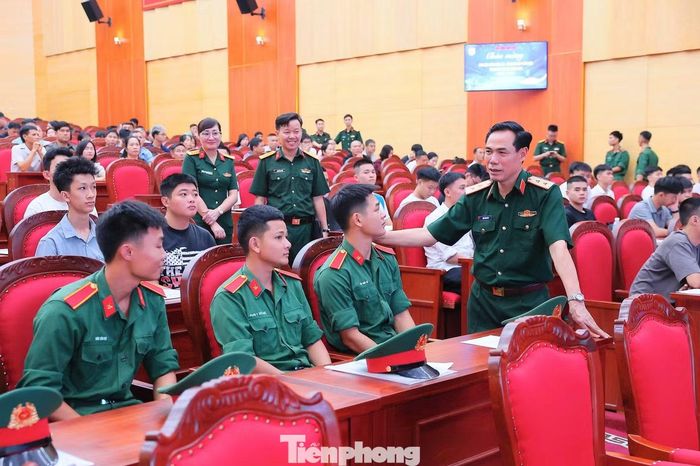 Trung tướng, GS.TS Phan Tùng Sơn - Giám đốc Học viện Hậu cần, trò chuyện với các tân học viên và người nhà trong buổi nhập học.