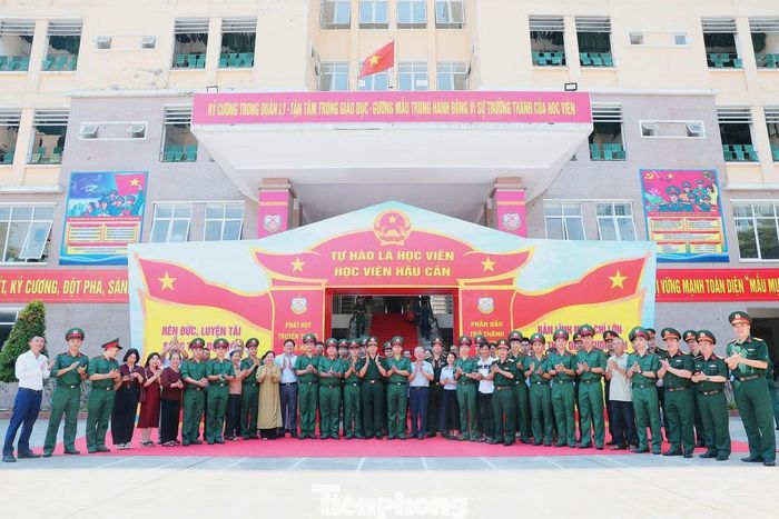 Sự đón tiếp trọng thị, ân cần cùng cơ sở vật chất hiện đại, chính quy phục vụ công tác giảng dạy và sinh hoạt thường ngày đã tạo sự tin tưởng cho các bậc phụ huynh, đồng thời củng cố quyết tâm học tập của các tân học viên Khóa 33.