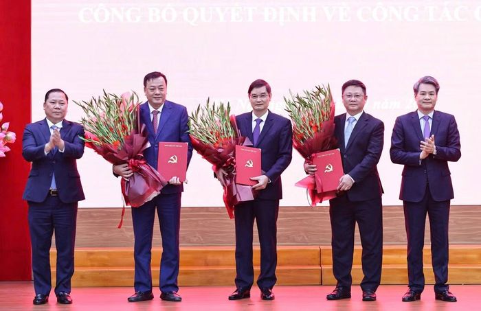  Phó Bí thư Thường trực Đảng ủy MTTQ, các đoàn thể Trung ương, Phó Chủ tịch Ủy ban Trung ương MTTQ Việt Nam Nguyễn Phi Long và Phó Bí thư Đảng ủy MTTQ, các đoàn thể Trung ương Nguyễn Quang Đức trao các quyết định cho các ông: Nguyễn Huy Chí (thứ 2 từ trái sang), Phan Công Nam (giữa), Đỗ Văn Dũng. Ảnh: Minh Đức. 