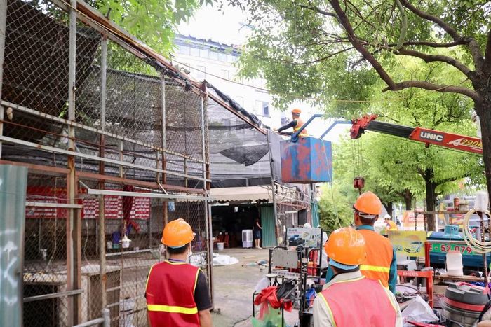 Lực lượng phường Phú Thượng cưỡng chế các công trình trên tuyến đường giáp đường 40 m Khu đô thị Nam Thăng Long.