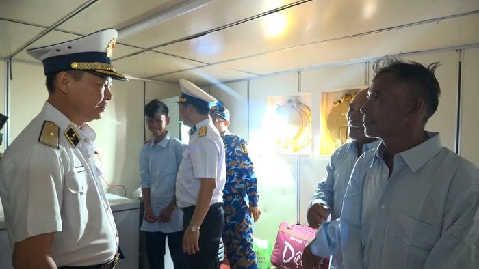 Chuẩn Đô đốc Nguyễn Anh Tuấn (bìa trái) - Tư lệnh Vùng 4 Hải quân, thăm hỏi sức khỏe các ngư dân