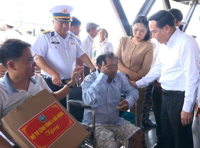 Ông Hồ Xuân Trường (bìa phải) - Phó Bí thư Thường trực Tỉnh ủy Khánh Hòa, thăm hỏi các ngư dân.