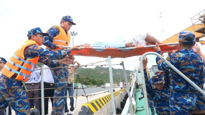 Cán bộ, chiến sĩ Vùng 4 Hải quân hỗ trợ các ngư dân rời Tàu Trường Sa 18 lên bờ.