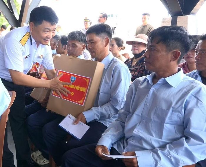 Bộ Tư lệnh Vùng 4 Hải quân trao 32 suất quà tặng các ngư dân.