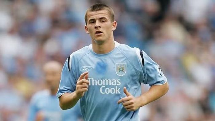  Joey Barton khi còn thi đấu cho Man City và Newcastle cũng nổi tiếng là một tiền vệ hiếu chiến. 