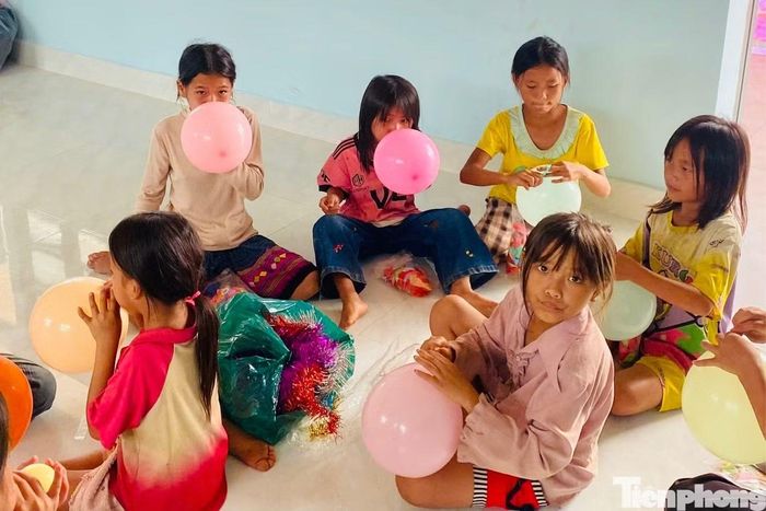 Năm học này, điểm trường có 5 lớp tiểu học với 5 giáo viên, trong đó có 3 giáo viên trực tiếp cắm bản và 1 giáo viên cơ động. Bên cạnh đó, điểm trường mầm non có 1 lớp dành cho trẻ 4 và 5 tuổi.