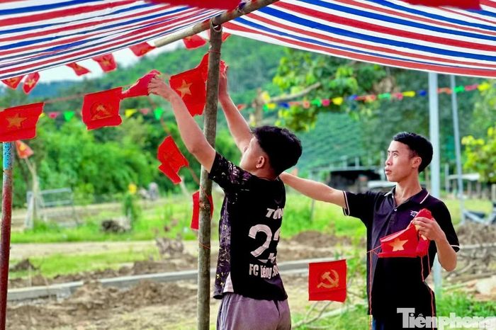 Tại điểm trường 179, các thầy cô đang khẩn trương trang trí khuôn viên, sắp xếp lớp học, chuẩn bị chương trình cho ngày khai giảng.