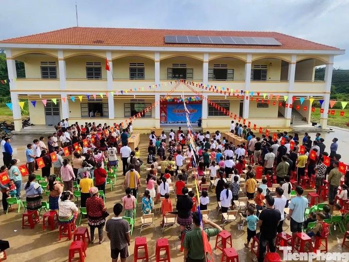 Năm ngoái, điểm trường 179 từng tổ chức lễ khai giảng đặc biệt giữa rừng vào dịp Quốc khánh 2/9/2025. Khi ấy, 122 học sinh từ lớp 1 đến lớp 5 cùng thầy cô đón năm học mới trong không khí rộn ràng giữa vùng lõi Đam Rông.