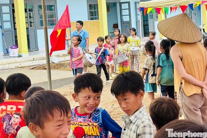 "Các em ở đây rất háo hức. Vì điều kiện đi lại xa xôi nên mỗi dịp khai giảng đều là một ngày hội lớn đối với học sinh và phụ huynh. Thầy cô mong muốn chuẩn bị thật chu đáo để các em có một ngày khai trường vui tươi, đáng nhớ", cô Yến chia sẻ.