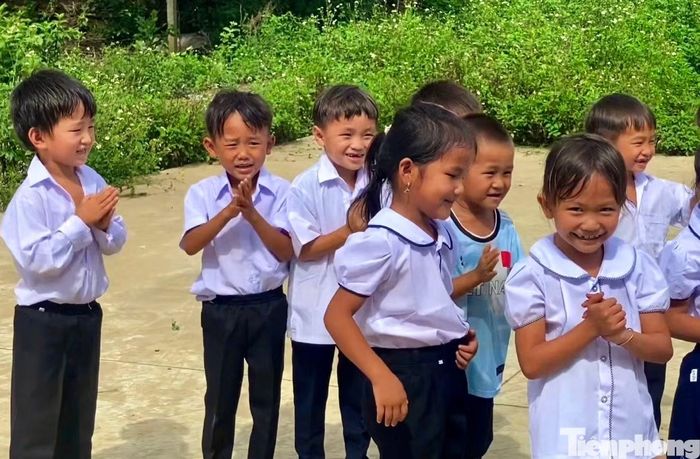 Năm nay, với những phòng học mới đang dần hoàn thiện, ngày khai trường ở điểm trường 179 và Tây Sơn được kỳ vọng sẽ tiếp thêm niềm vui, động lực cho học sinh, giáo viên và người dân vùng sâu. Trong ảnh: Học sinh điểm trường Tây Sơn nhận quần áo mới trước thềm khai giảng.