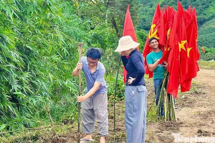 Cô Hoàng Hải Yến - Hiệu trưởng Trường Tiểu học Liêng Srônh chia sẻ, những ngày này các giáo viên đang tranh thủ từng giờ để hoàn tất công tác chuẩn bị cho năm học mới. Với giáo viên ở điểm trường vùng sâu, việc tổ chức một lễ khai giảng đầy đủ, trang trọng cho học sinh có ý nghĩa rất đặc biệt.