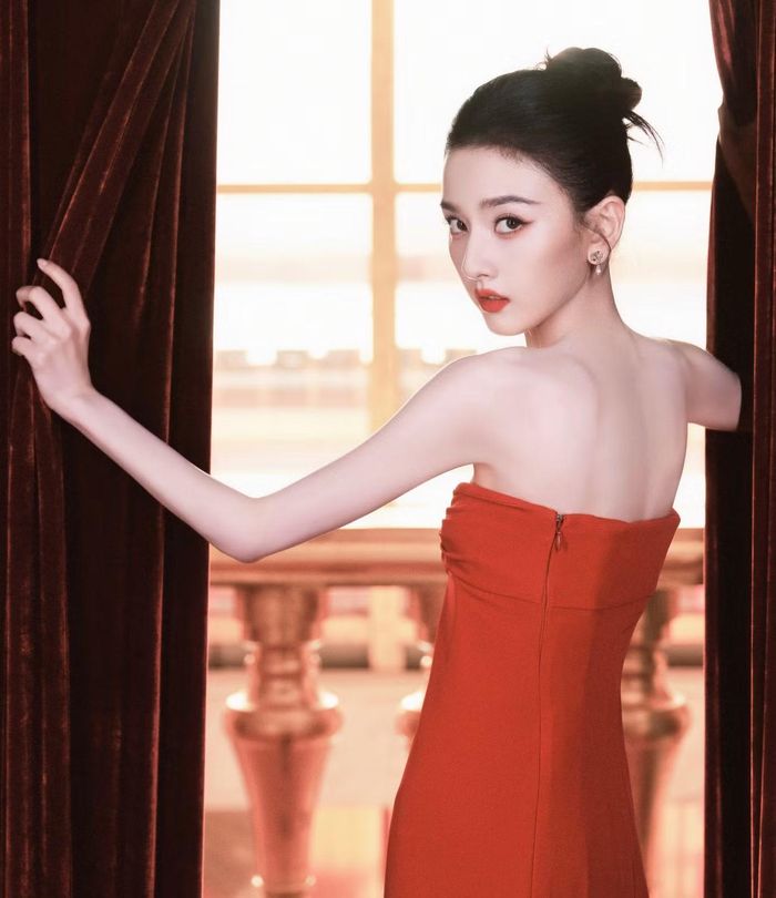 Tống Tổ Nhi gây lo lắng khi cánh tay chỉ còn da bọc xương.