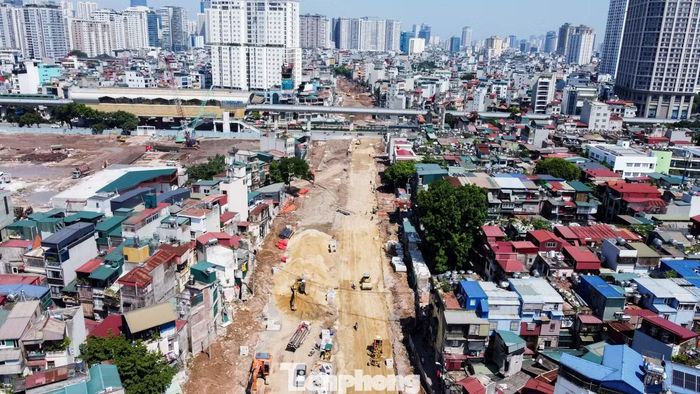 Cùng với yêu cầu đẩy nhanh tiến độ, công tác bảo đảm an toàn giao thông và hạn chế tối đa ảnh hưởng đến sinh hoạt người dân dọc tuyến được đặc biệt chú trọng trong dịp thi công xuyên lễ.
