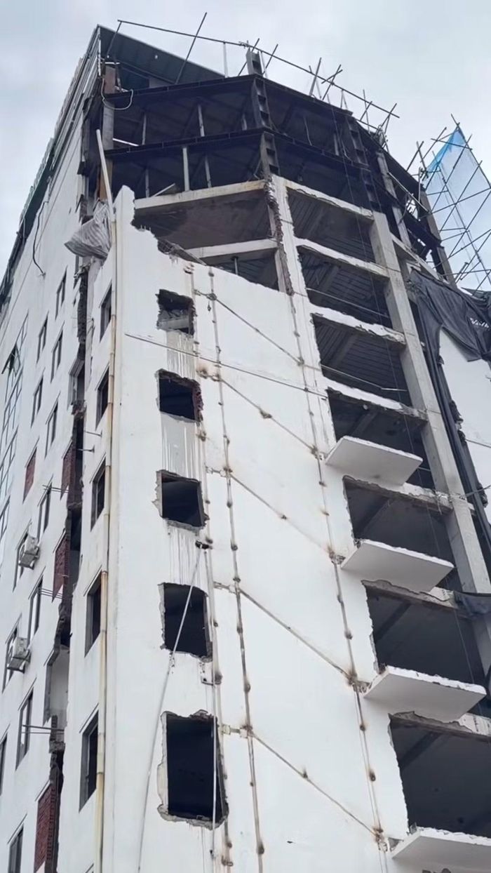 Hiện công tác giải phóng mặt bằng phục vụ dự án cơ bản đã hoàn tất. Đáng chú ý, tại số 241 Vũ Tông Phan, một phần tòa nhà quy mô 13 tầng, một hầm và một tum đang được tiến hành cắt dỡ. Theo UBND phường Khương Đình, khoảng 16 m2 diện tích công trình nằm trong chỉ giới giải phóng mặt bằng của dự án, chủ nhà đã đồng thuận bàn giao và phối hợp tháo dỡ đúng phương án phê duyệt, bảo đảm an toàn.