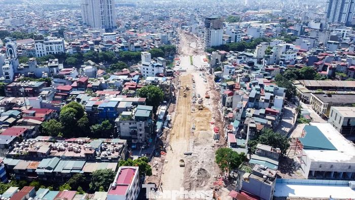 Những ngày đầu tháng 9, công trường dự án đường Vành đai 2,5 đoạn Nguyễn Trãi - Đầm Hồng (qua địa bàn phường Khương Đình, Hà Nội) tiếp tục duy trì nhịp độ thi công khẩn trương.