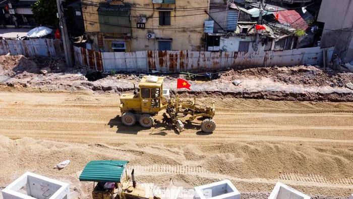 Theo ông Trương Lâm Bình - Phó Tổng Giám đốc Công ty Cổ phần Đầu tư phát triển quốc gia, nhà thầu đã chủ động tăng cường trang thiết bị, phương tiện nhằm bù đắp hạn chế về nhân lực trong dịp lễ, phấn đấu hoàn thành kế hoạch thông xe kỹ thuật tuyến đường vào ngày 10/10.