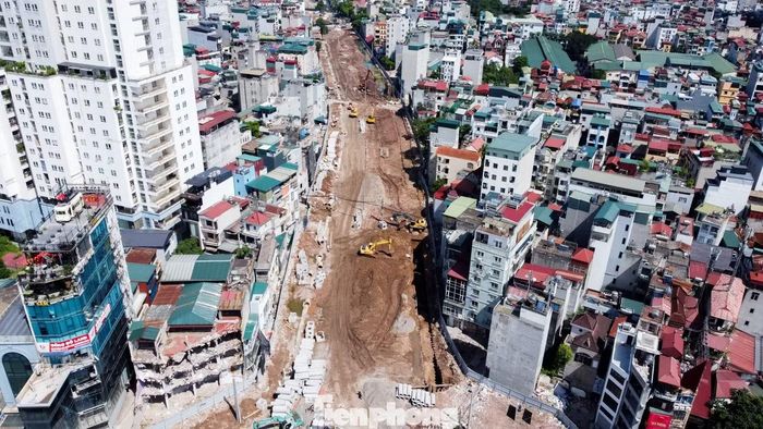 Hiện khối lượng thi công của gói thầu đã đạt khoảng 60%, với phần nền đường và hệ thống thoát nước mưa cơ bản hoàn tất. Các mũi thi công đang tập trung nguồn lực bước vào giai đoạn hoàn thiện mặt đường và lát vỉa hè toàn tuyến.