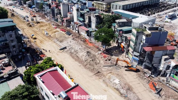 Nhân lực cùng hệ thống máy móc được tăng cường trên công trường, duy trì thi công xuyên kỳ nghỉ lễ Quốc khánh 2/9 nhằm bảo đảm tiến độ đề ra.
