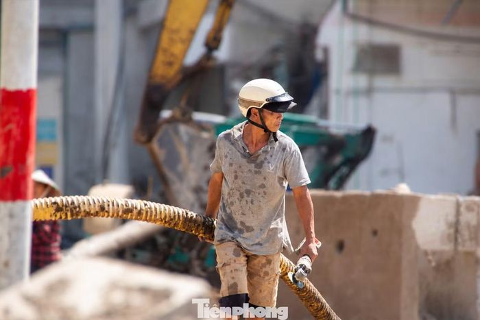 Trên công trường, các đơn vị tiếp tục tập trung nhân lực và máy móc để đẩy nhanh việc hoàn thiện mặt đường cùng vỉa hè hai bên.