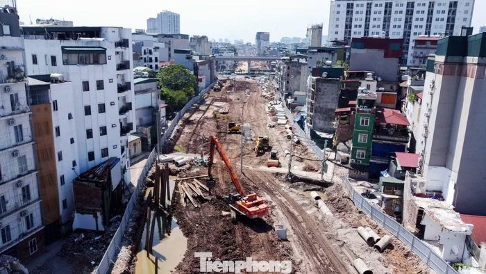 Đến nay, nhiều phân đoạn trên tuyến đã cơ bản hoàn thành việc san nền, lu lèn nền móng cũng như hệ thống thoát nước mưa và hạ tầng ngầm liên quan.