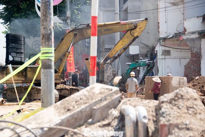 Tại các điểm giao cắt với đường dân sinh, nhà thầu đã lắp đặt hệ thống rào chắn, biển cảnh báo và phân công nhân sự thường trực để hướng dẫn, bảo đảm an toàn cho các phương tiện qua lại.