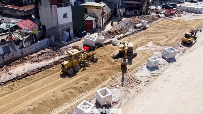 Nhằm bù đắp tiến độ bị chậm do thời tiết bất lợi trước đó, công trường duy trì chế độ làm việc 3 ca liên tục, thi công xuyên suốt kỳ nghỉ lễ.