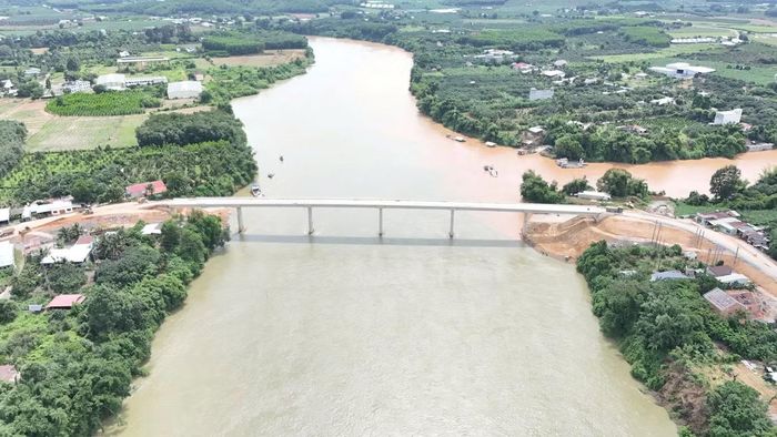 Tại khu vực cầu Hiếu Liêm, nhà thầu đang tập trung công tác đắp đất, lu nền phần đường dẫn lên cầu hướng đường tỉnh ĐT768 vào trung tâm TP. Đồng Nai. Ảnh chụp ngày 18/8/2026
