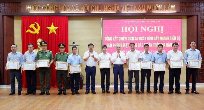 Tại hội nghị, 22 tập thể và 26 cá nhân được tặng Bằng khen của Chủ tịch UBND tỉnh Đắk Lắk vì có thành tích xuất sắc trong Chiến dịch 45 ngày đêm đẩy nhanh tiến độ GPMB các dự án.