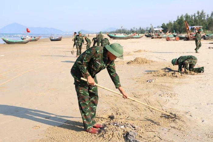 Trước tình trạng này, địa phương đã phối hợp với các lực lượng chức năng, các thôn và người dân tổ chức thu gom, xử lý ngao chết và vỏ ngao, nhằm hạn chế mùi hôi, bảo đảm vệ sinh môi trường. Địa phương cũng đang tiếp tục theo dõi tình trạng ngao dạt vào bờ, đồng thời phối hợp với các cơ quan liên quan để kiểm tra, xác định nguyên nhân.