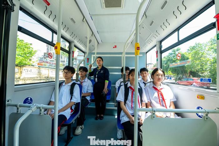 Học sinh đã đăng ký sẽ được cấp thẻ xe buýt có gắn chip ghi nhận thông tin cá nhân của học sinh như họ tên, trường, mã số.... Khi lên xe nhân viên sử dụng thiết bị thông minh quét thẻ sau đó hệ thống sẽ tự động gửi tin nhắn về điện thoại của cha mẹ thông báo học sinh đã lên xe buýt để đến trường.