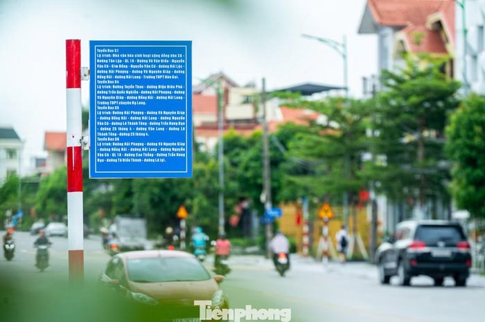 Có tổng cộng 6 tuyến xe buýt đưa đón học sinh. Các tuyến sẽ hoạt động từ thứ Hai đến thứ Sáu, một số tuyến có lịch chạy vào thứ Bảy theo thời gian biểu được công bố. Các điểm đón xe buýt được Sở xây dựng bố trí hợp lý trên các tuyến có biển nhận diện và lộ trình các tuyến, đặc biệt tại một số vị trí được lắp đặt nhà chờ để phục vụ cho học sinh.