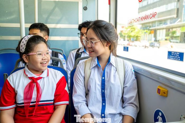 Quan trọng hơn, những chuyến xe đến trường mỗi ngày cũng là một cách để hình thành cho học sinh thói quen sử dụng phương tiện giao thông công cộng, ý thức bảo vệ môi trường và lối sống xanh ngay từ khi còn ngồi trên ghế nhà trường. Đây cũng là cách thành phố Quảng Ninh cụ thể hóa quan điểm đầu tư cho giáo dục là đầu tư cho tương lai, không chỉ bằng việc chăm lo điều kiện dạy và học mà còn bằng những chính sách thiết thực hỗ trợ học sinh và gia đình trong cuộc sống hằng ngày.