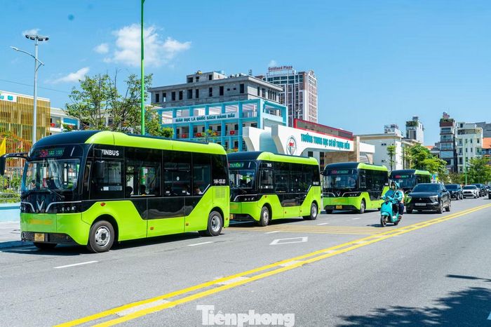 Tất cả đều được sử dụng xe điện thân thiện với môi trường, mỗi xe có sức chứa 30 người gồm 17 chỗ đứng, 11 chỗ ngồi và 1 vị trí dành riêng cho người sử dụng xe lăn, đáp ứng nhu cầu di chuyển đa dạng của học sinh.