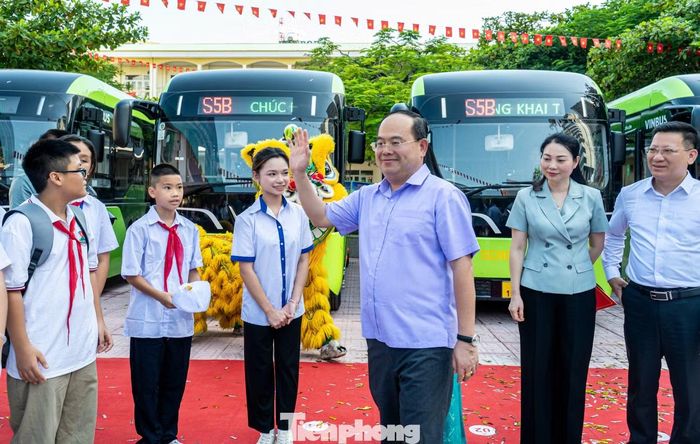 Ông Nguyễn Việt Dũng, Giám đốc Sở Giáo dục và Đào tạo Quảng Ninh cho biết thành phố dành gần 800 tỷ đồng mỗi năm học để triển khai 10 chính sách giáo dục đặc thù, hỗ trợ toàn diện cho hơn 539.000 lượt người học và nhà giáo. Tuyến xe buýt miễn phí vào hoạt động là một trong những điểm nổi bật của chương trình giáo dục năm học 2026-2027 là chính sách thể hiện sự chăm lo trực tiếp, thiết thực đối với học sinh, bảo đảm hành trình đến trường an toàn, thuận tiện, văn minh.