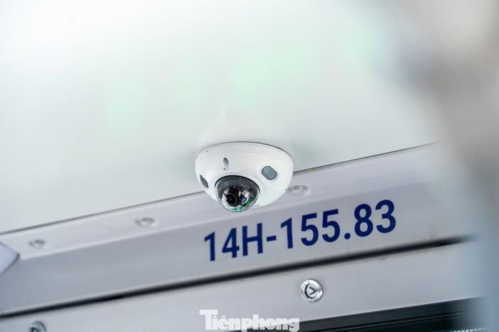Ngoài ra, tất cả xe phục vụ đưa đón học sinh đều trang bị nhiều hệ thống an toàn như cửa thoát hiểm, cứu hỏa, thiết bị sơ cứu y tế, hệ thống camera giám sát... Đặc biệt ở cuối xe bố trí nút bấm xác nhận. Nhân viên trước khi khóa cửa xe bắt buộc phải xuống cuối xe kiểm tra và đảm bảo không còn học sinh trên xe và bấm nút để tắt cảnh báo