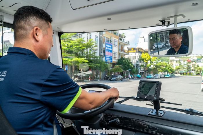 Trên xe cũng áp dụng hệ thống thông minh như bản đồ lộ trình, hệ thống loa phát thanh thông báo các điểm đến, hệ thống liên lạc, wifi, hệ thống định vị GPS và thiết bị thông báo hành trình....